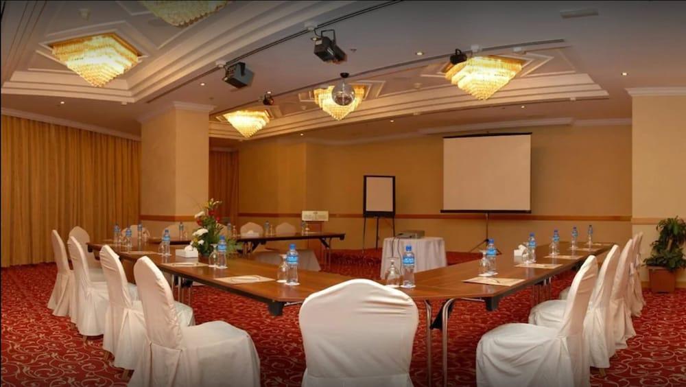 Grand Continental Hotel Abu Dhabi Exterior foto
